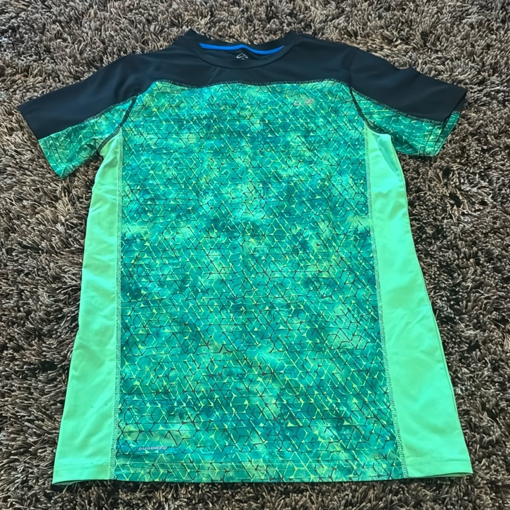 Champion Duodry Drifit Shortsleeve. Boys XL.‎